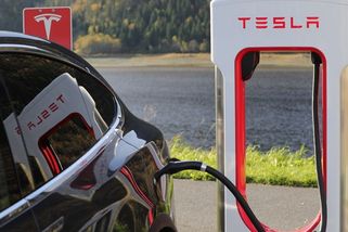 Éra benzinových aut končí. Elektromobily je v EU poprvé předstihly